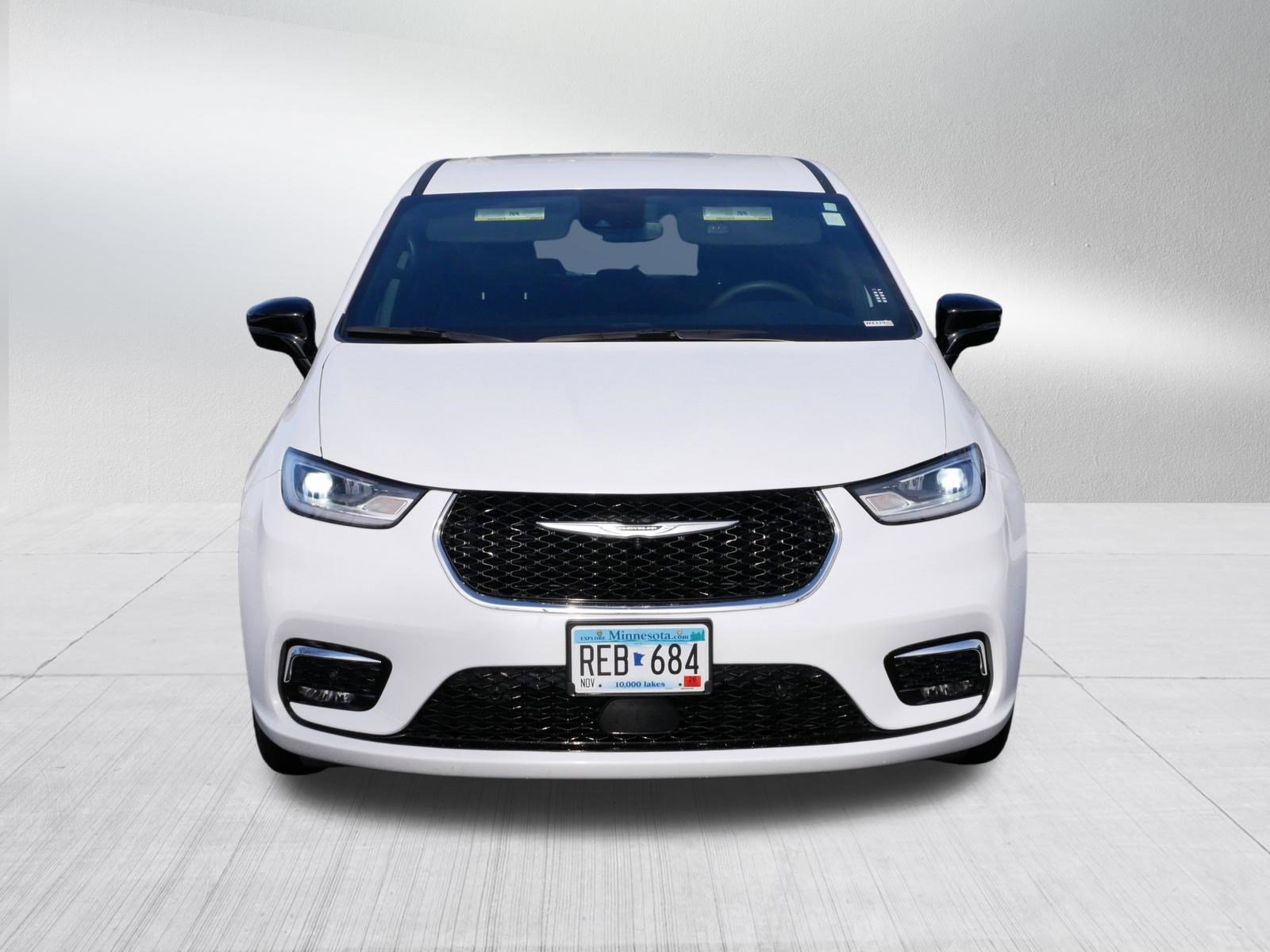 Used 2025 Chrysler Pacifica Select w/ Uconnect Theater Family Group image 2