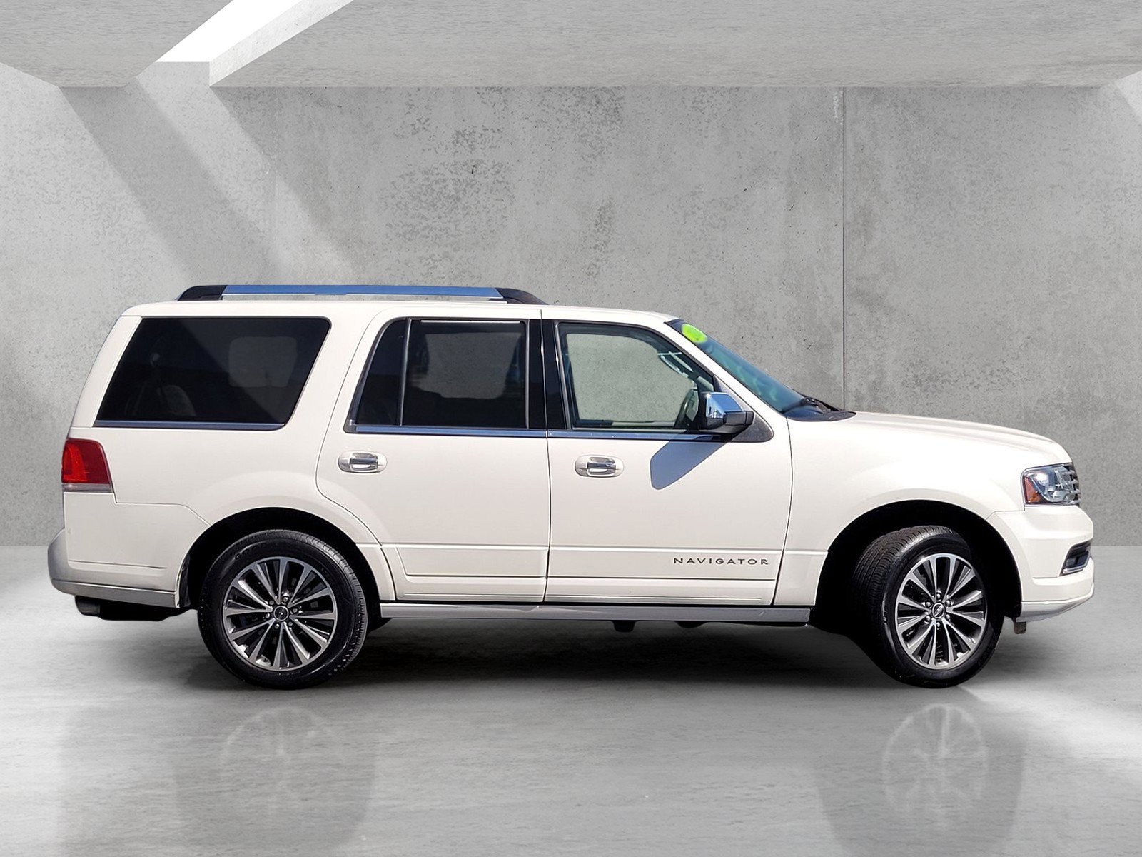 Used 2016 Lincoln Navigator Select RWD image 4