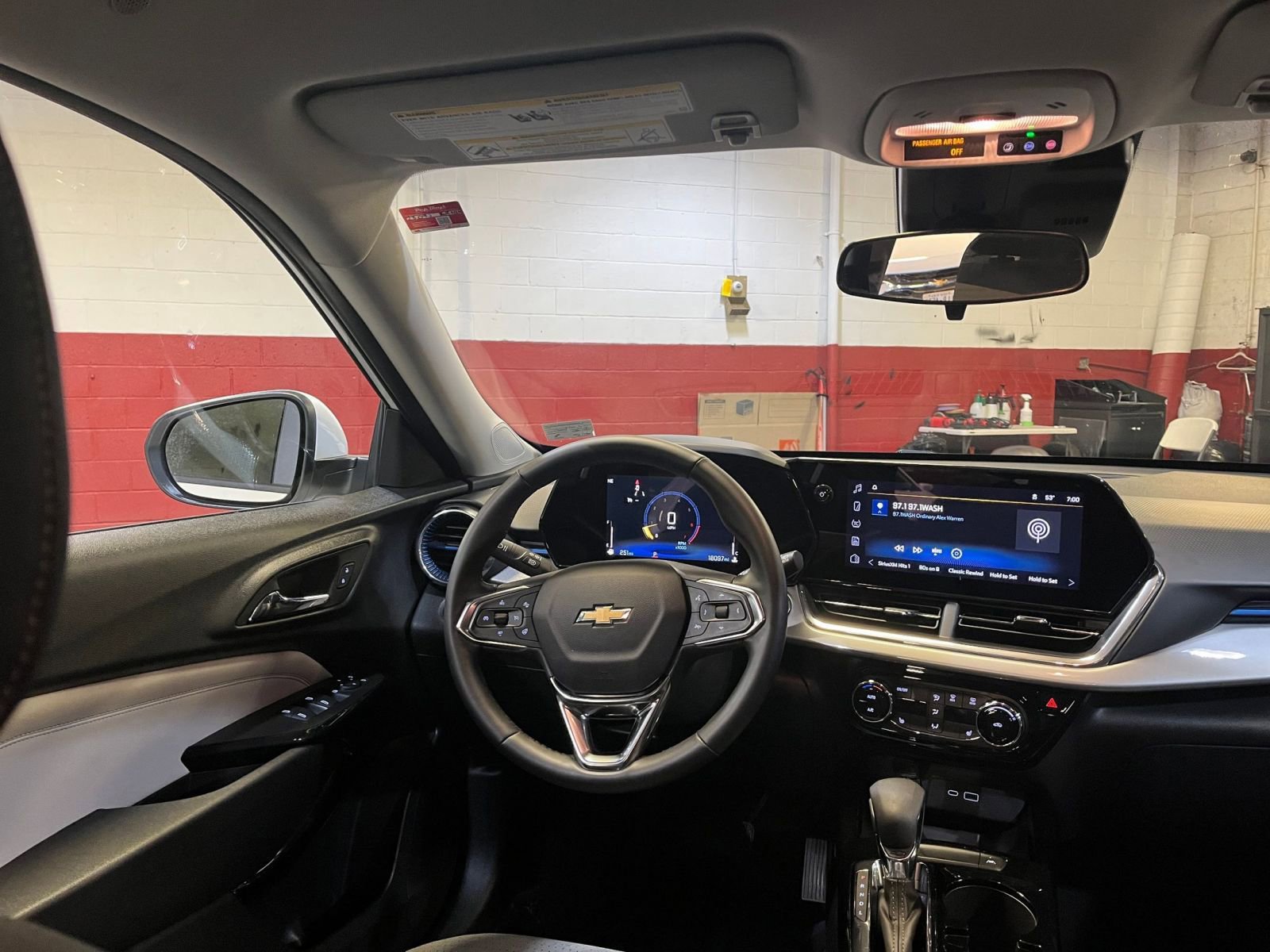 Used 2025 Chevrolet Trax LT w/ LT Convenience Package image 33