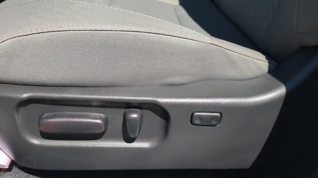 Used 2022 Toyota Tacoma SR5 w/ Technology Package image 17