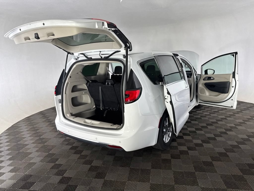 Used 2023 Chrysler Pacifica Touring-L FWD image 15