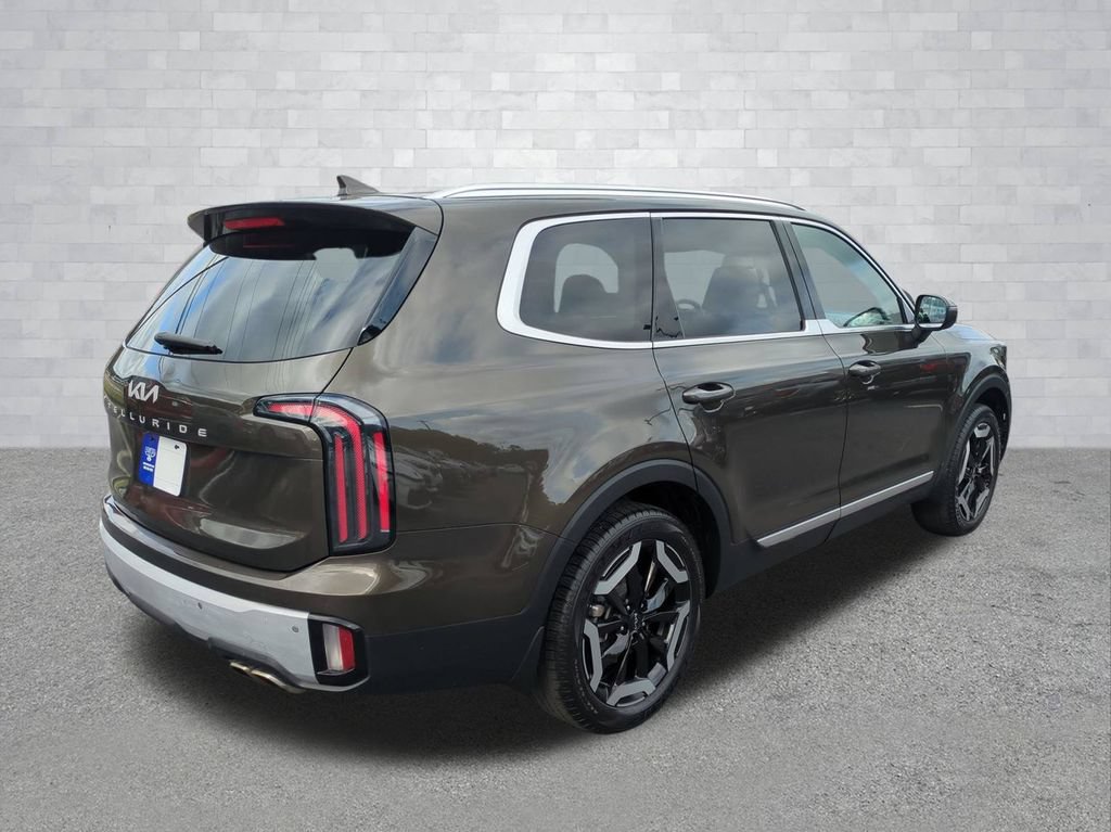 Used 2023 Kia Telluride EX w/ EX Captain's Chair Package FWD image 5