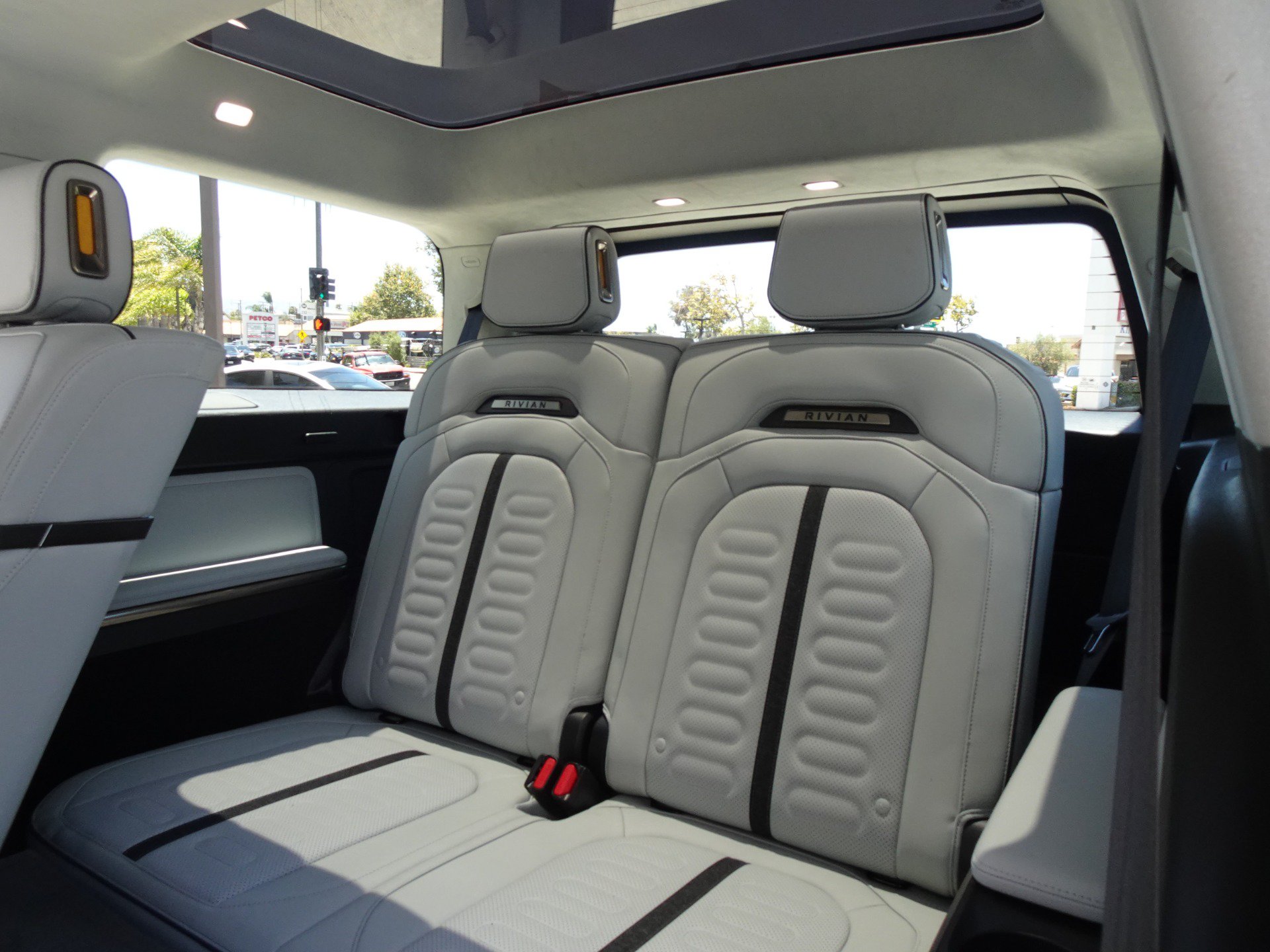 Used 2024 Rivian R1S Adventure AWD/4WD image 16