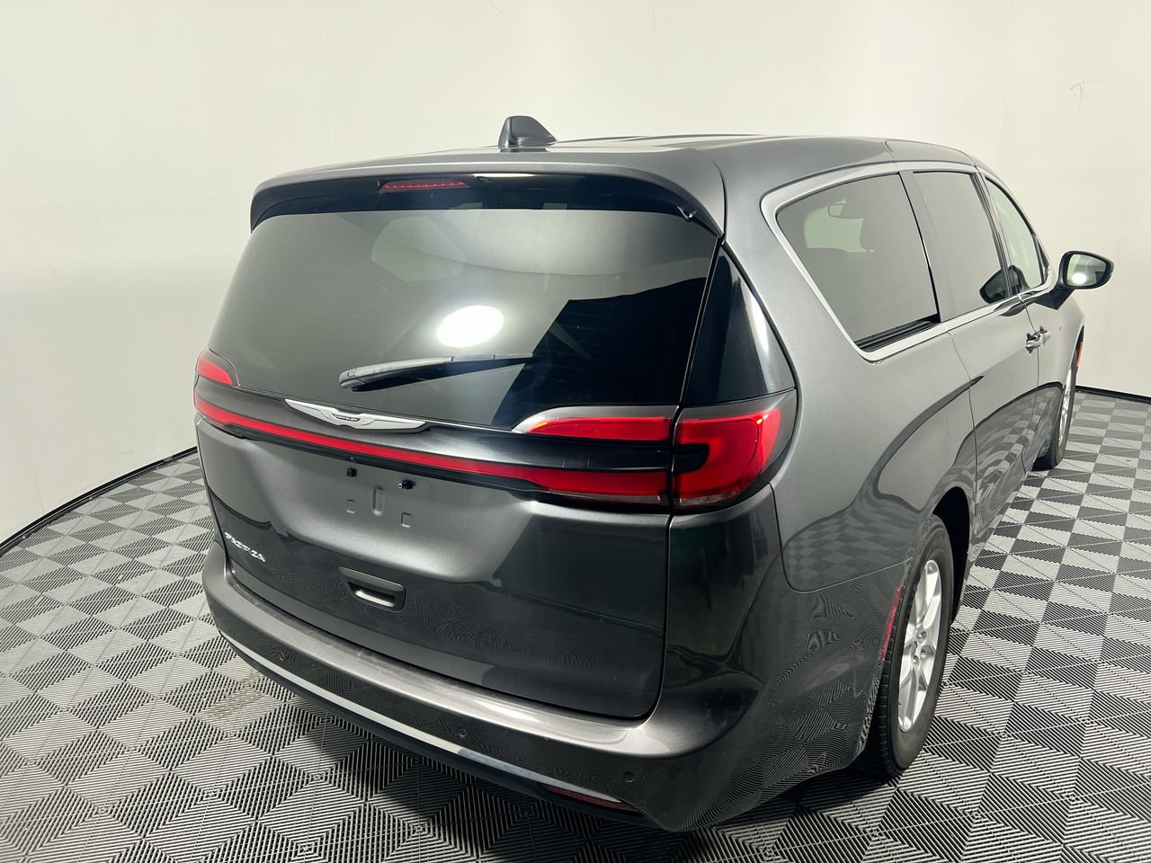 Used 2023 Chrysler Pacifica Touring-L FWD image 3