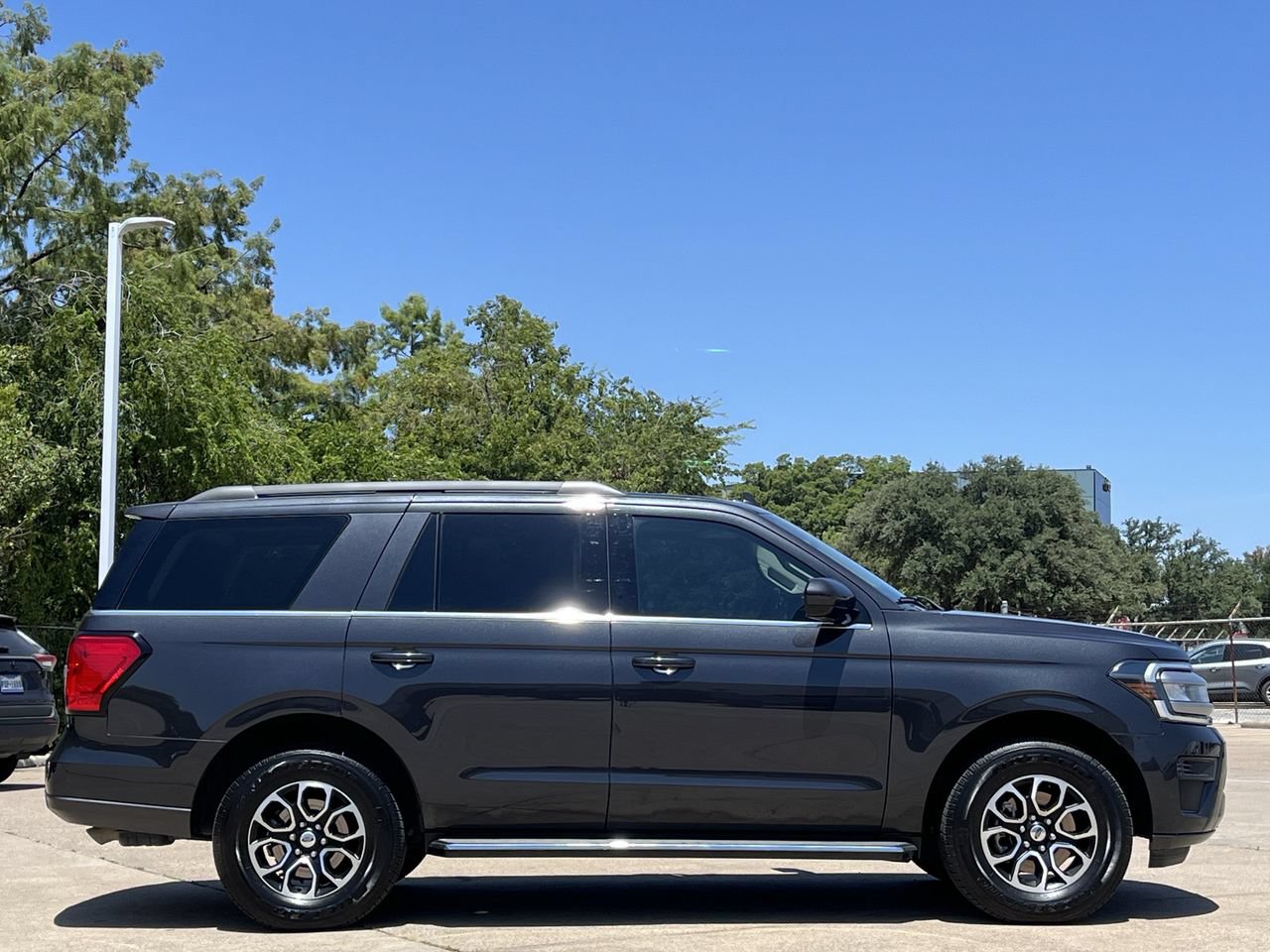 Used 2022 Ford Expedition XLT AWD/4WD image 3