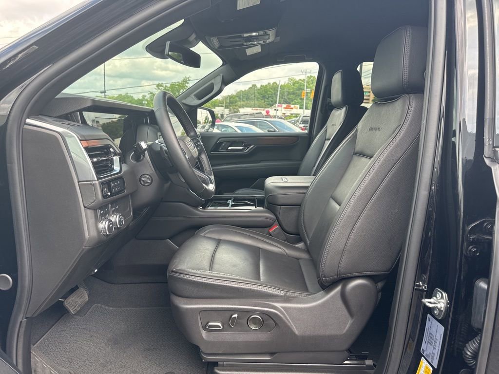 Used 2025 GMC Yukon XL Denali AWD/4WD image 13