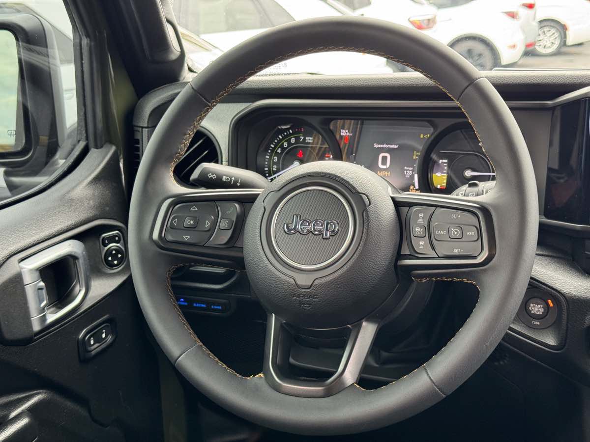 Used 2024 Jeep Wrangler Unlimited AWD/4WD image 28