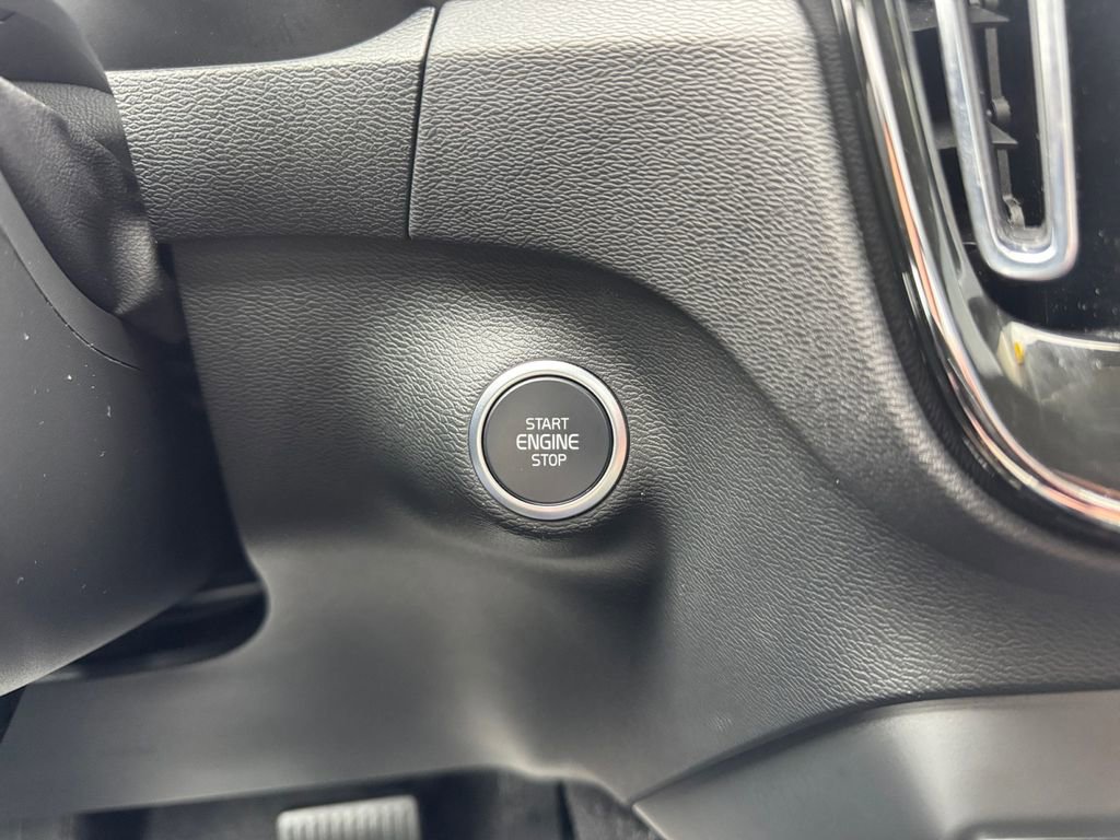 Certified 2025 Volvo XC40 B5 Core image 17