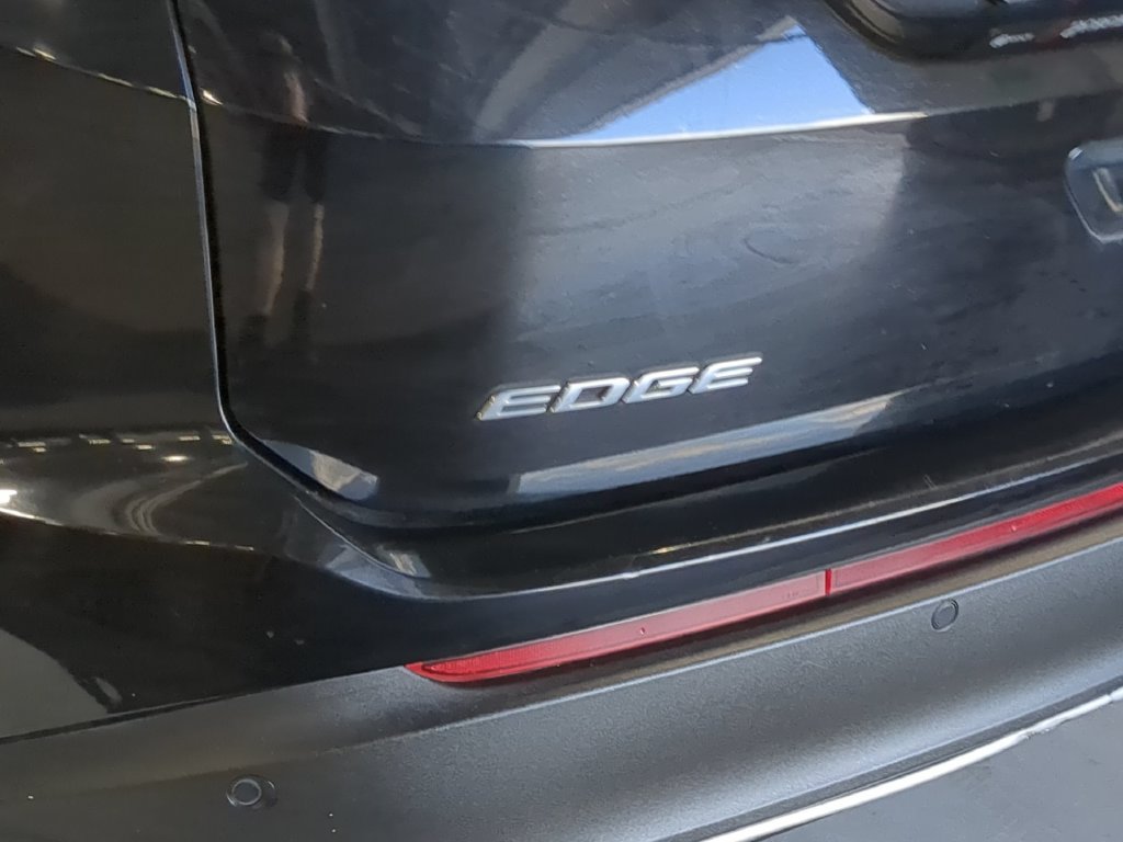 Used 2018 Ford Edge Titanium w/ Technology Package AWD/4WD image 16