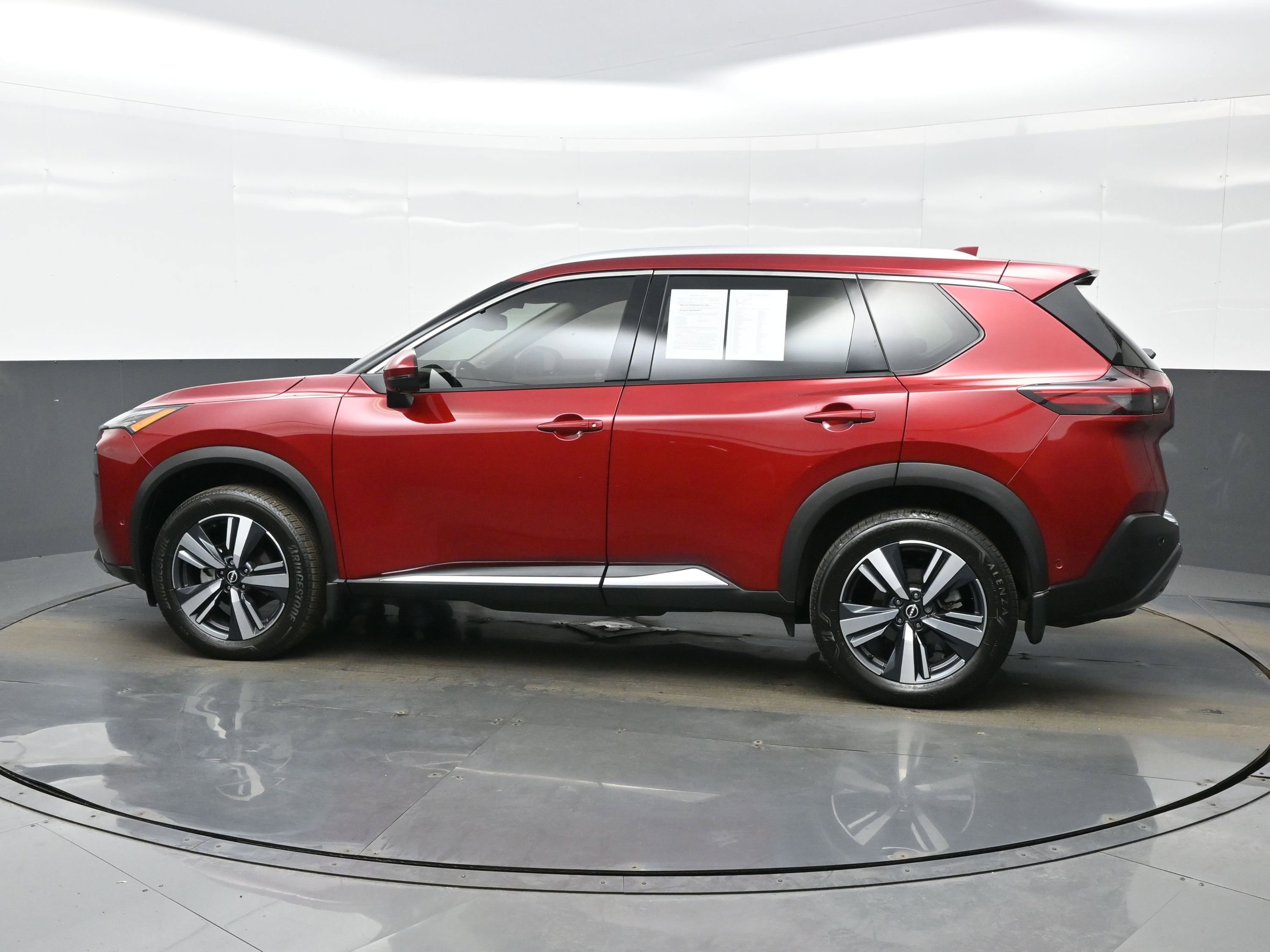 Used 2023 Nissan Rogue SL w/ SL Premium Package image 3