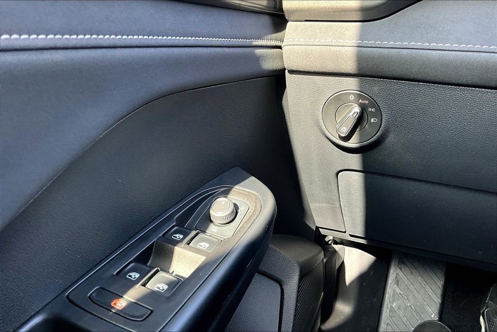 Used 2025 Volkswagen Taos SE image 15