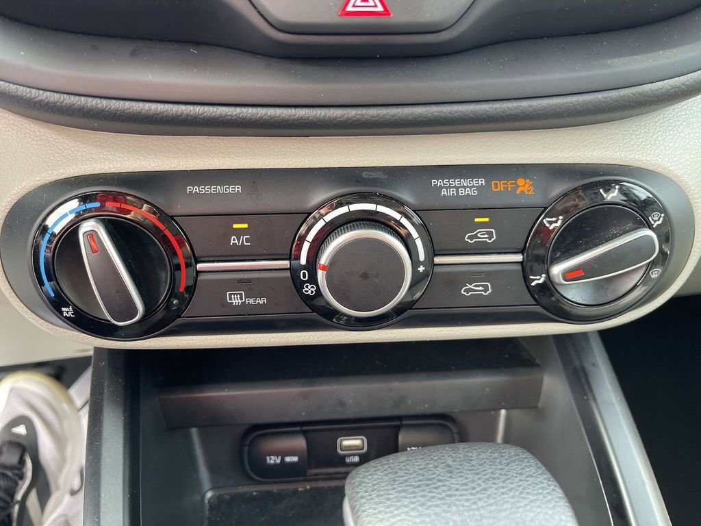 Used 2025 Kia Soul LX w/ LX Technology Package FWD image 18