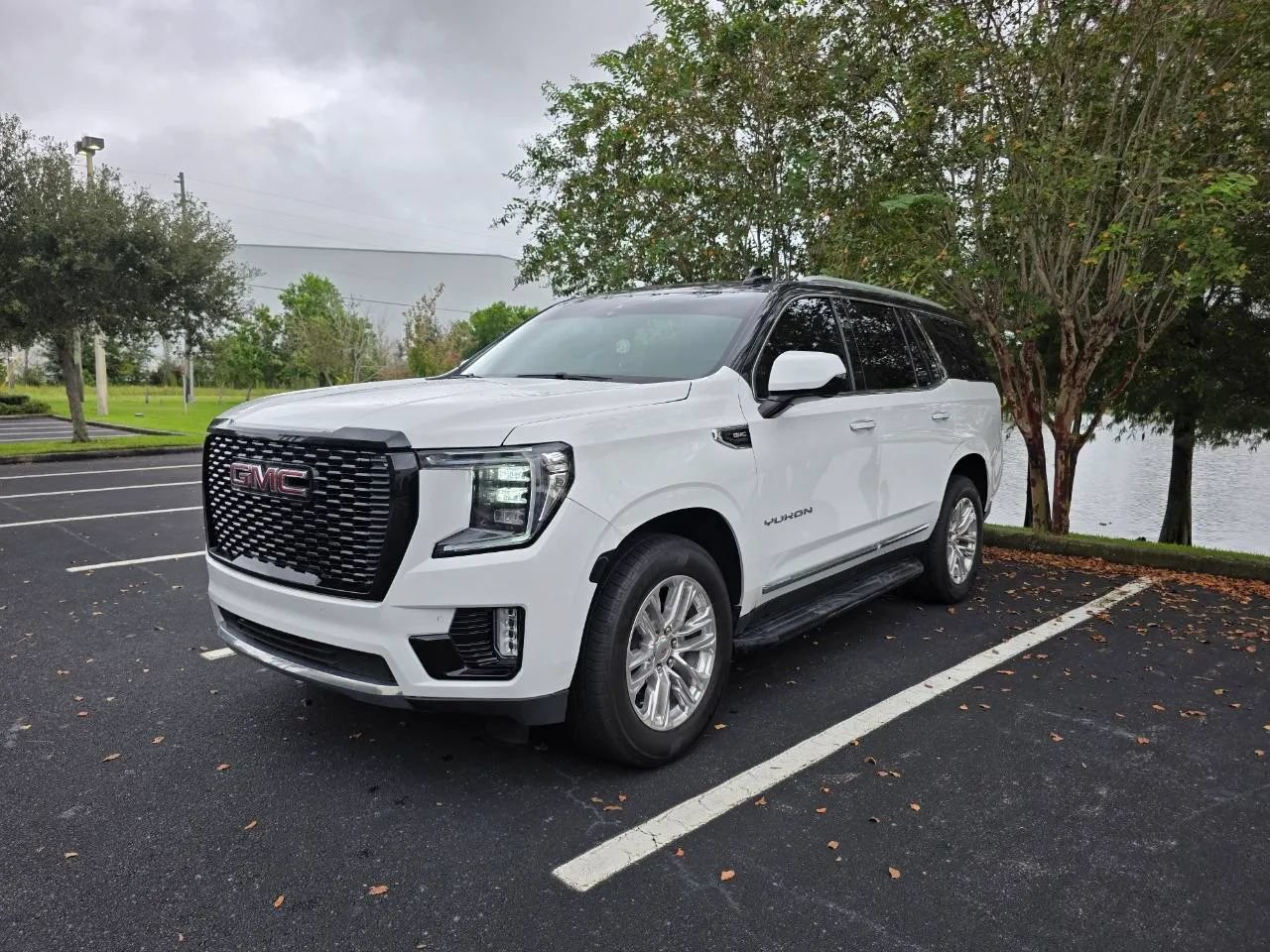Used 2023 GMC Yukon SLT RWD image 1