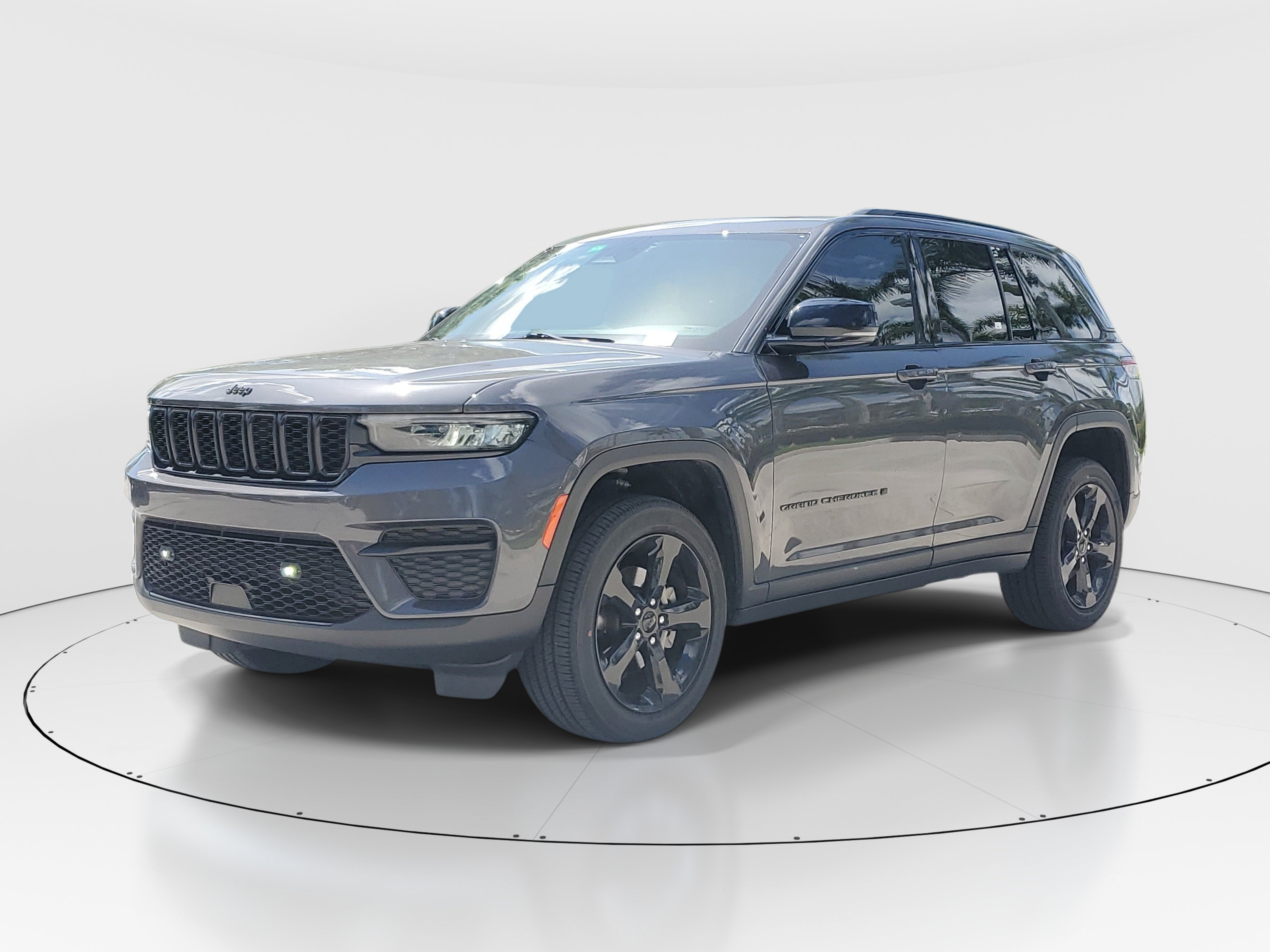 Used 2024 Jeep Grand Cherokee Altitude RWD image 3