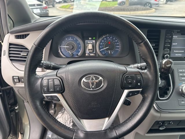 Used 2018 Toyota Sienna XLE w/ XLE Navigation Package image 16
