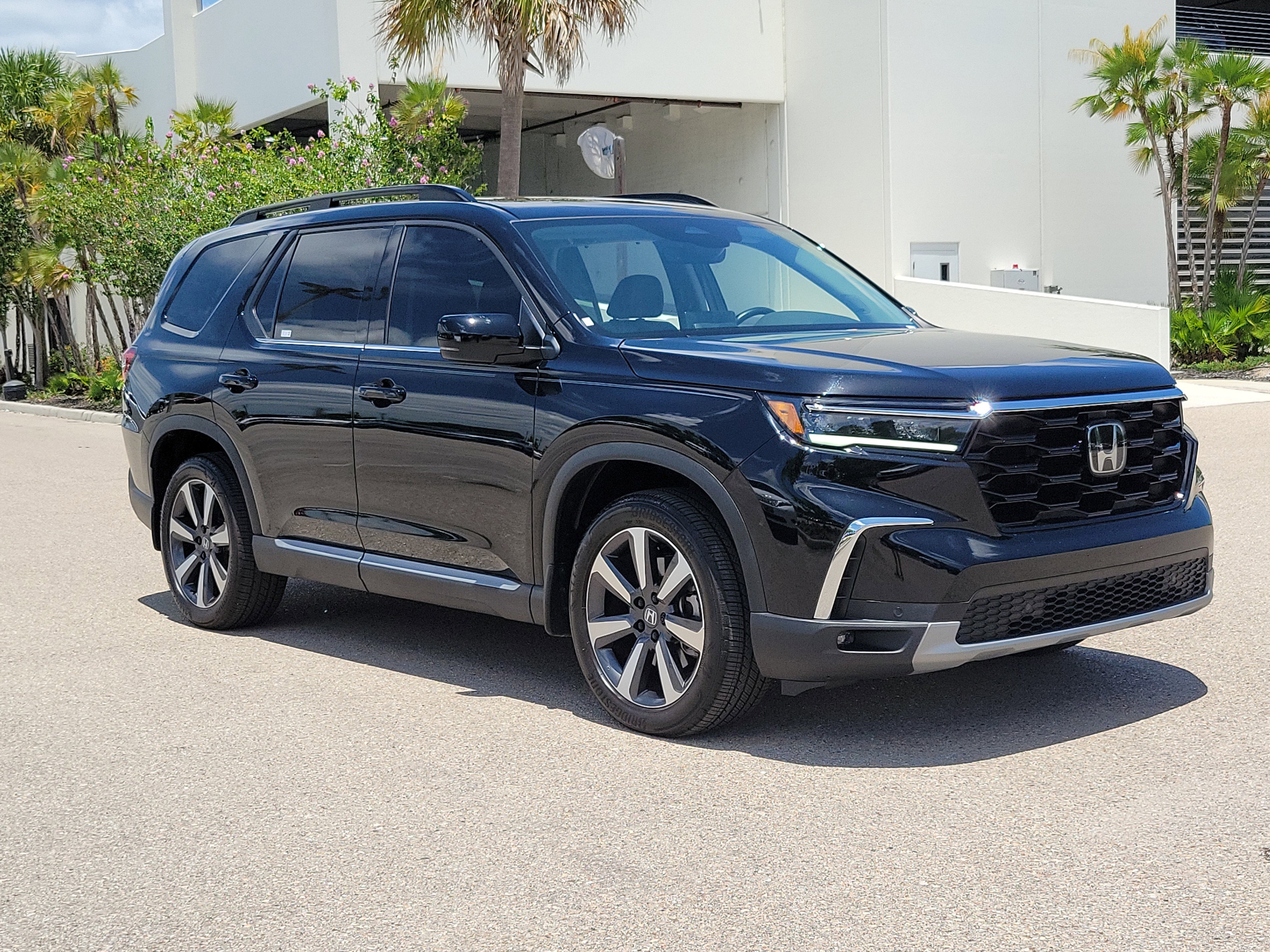 Used 2025 Honda Pilot Touring image 1