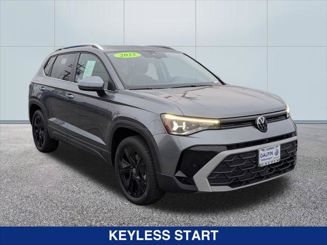 Used 2025 Volkswagen Taos SE w/ Panoramic Sunroof Package FWD image 7