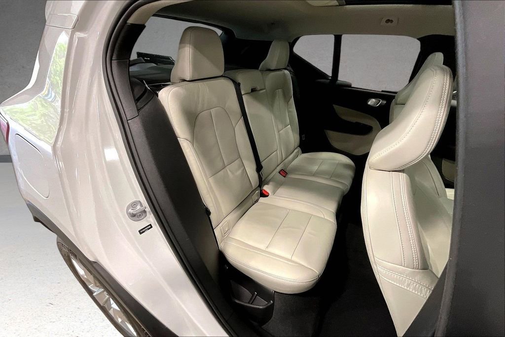 Used 2022 Volvo XC40 T5 Momentum w/ Climate Package AWD/4WD image 24