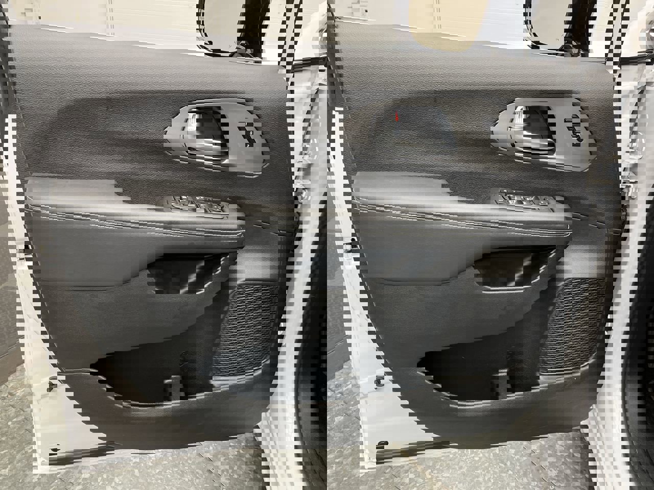 Used 2025 Chrysler Pacifica Select image 6