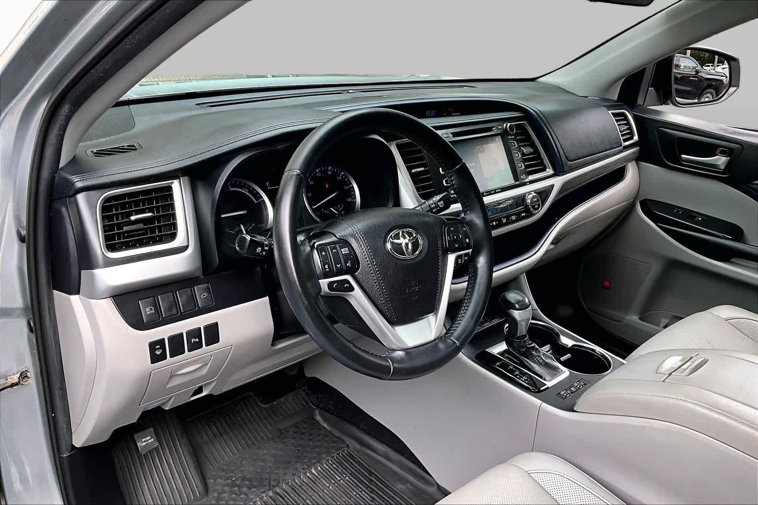 Used 2019 Toyota Highlander Limited AWD/4WD image 18