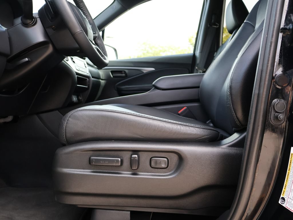 Certified 2025 Honda Passport EX-L image 32