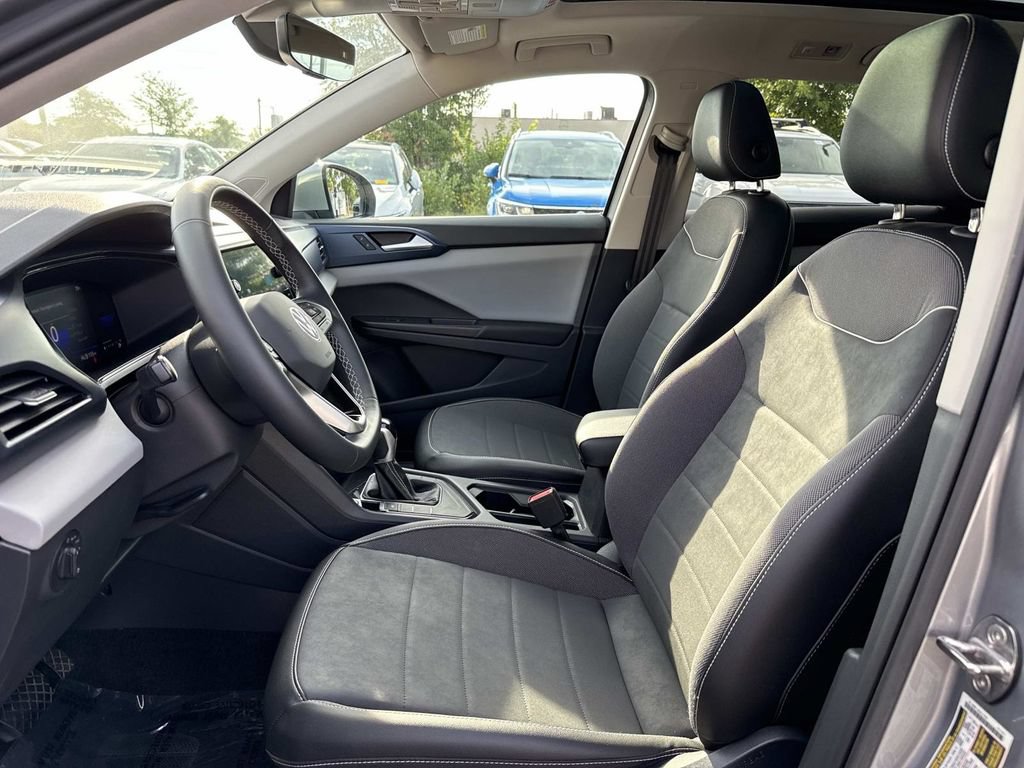 Used 2023 Volkswagen Taos SE w/ Panoramic Sunroof Package FWD image 9