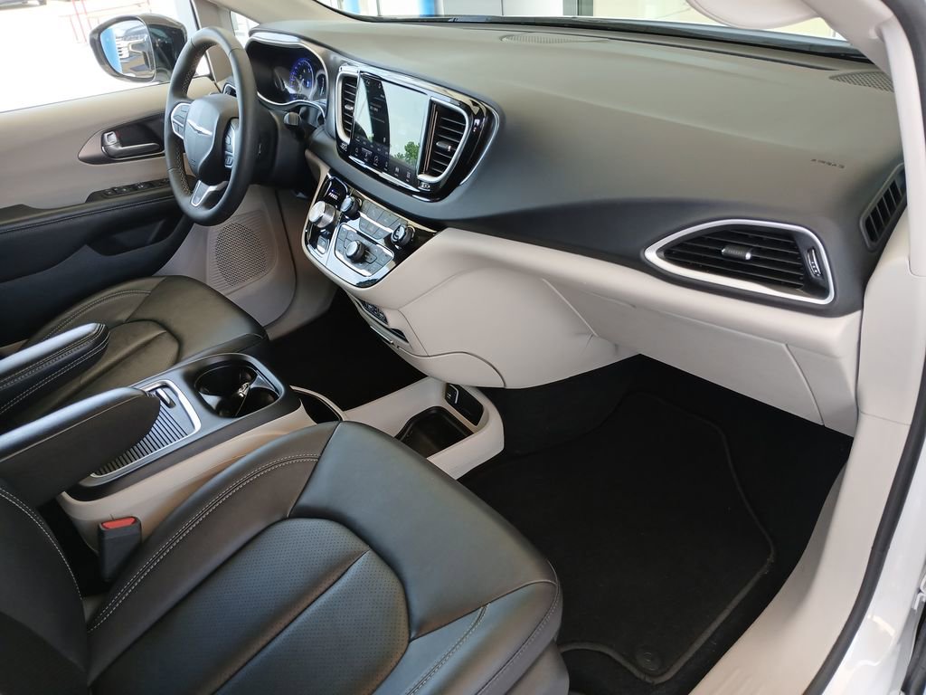 Used 2024 Chrysler Pacifica Touring-L FWD image 30