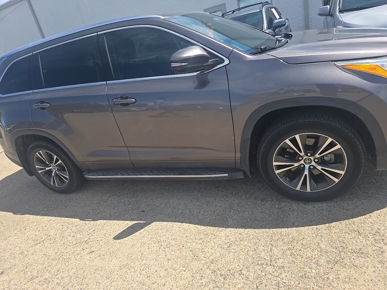 Used 2016 Toyota Highlander XLE FWD image 3
