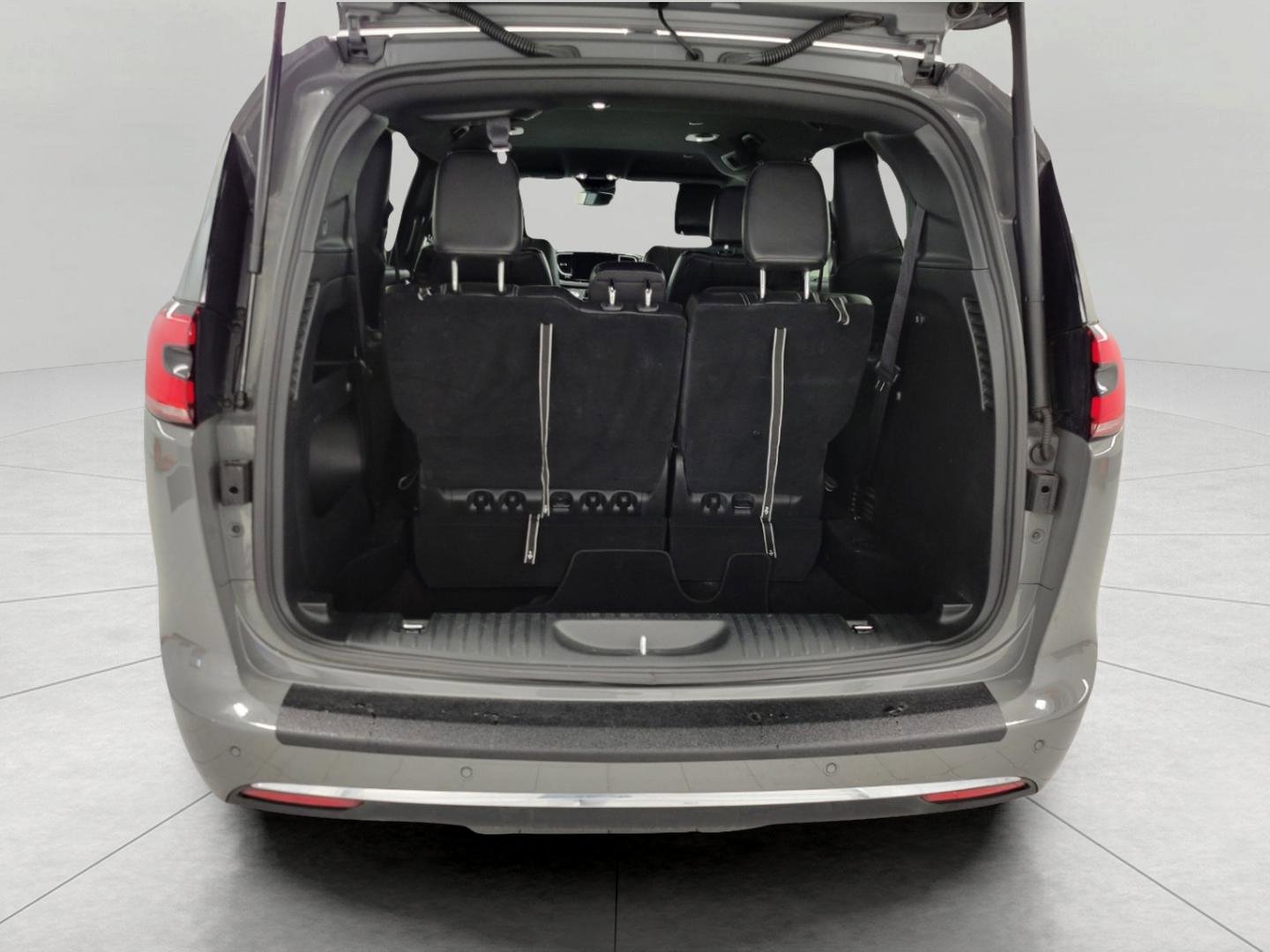 Used 2025 Chrysler Pacifica Select image 14