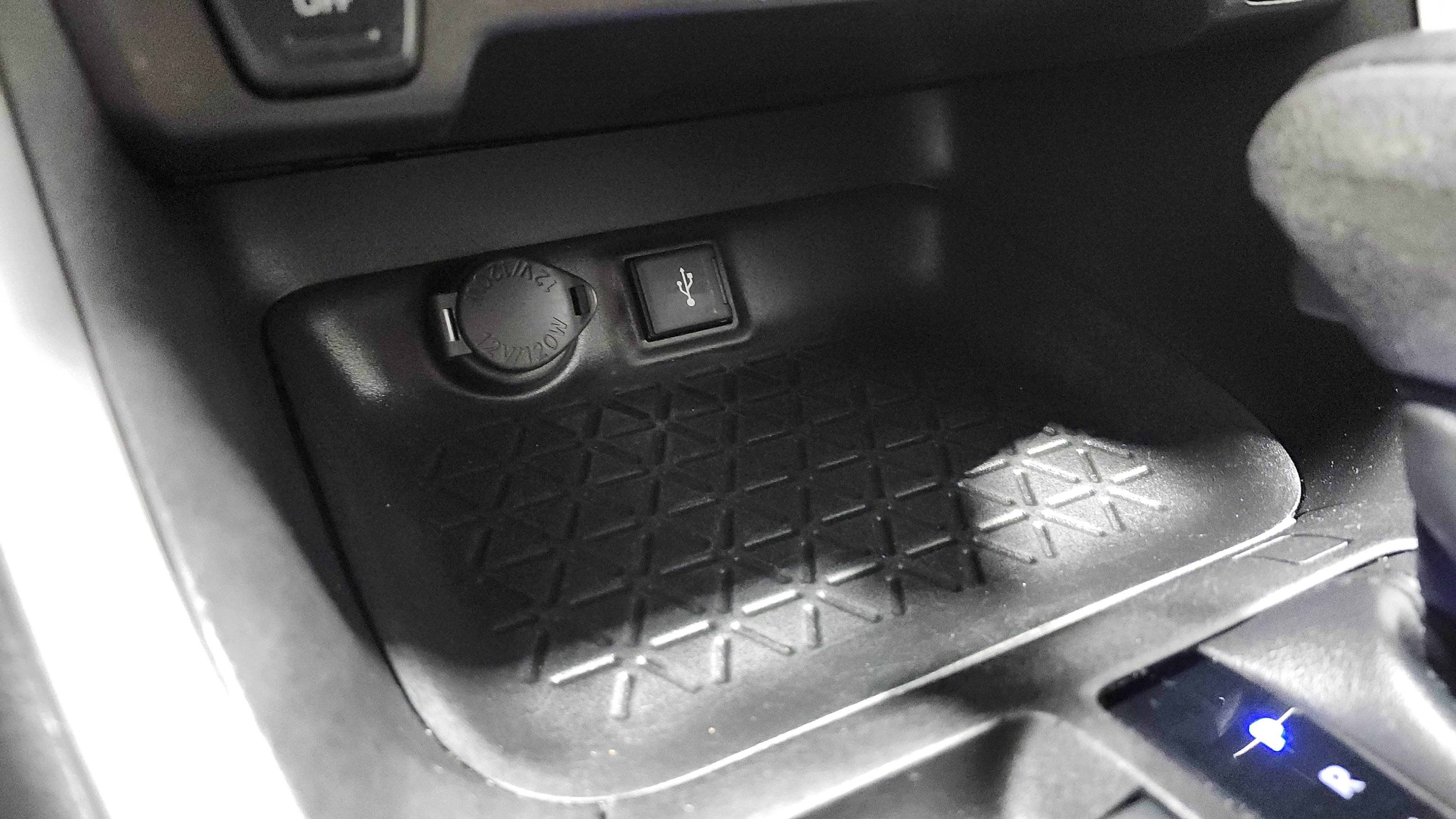 Used 2022 Toyota RAV4 LE image 6