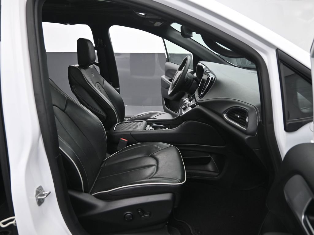 Used 2025 Chrysler Pacifica Limited image 18