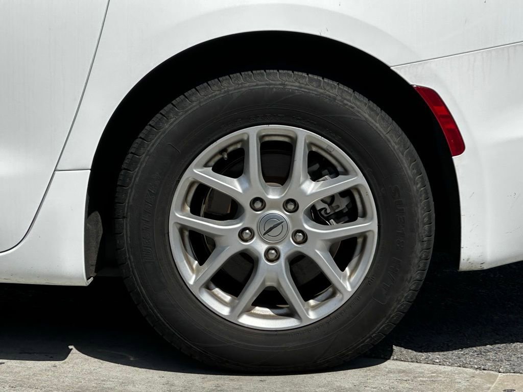 Used 2023 Chrysler Pacifica Touring-L image 3