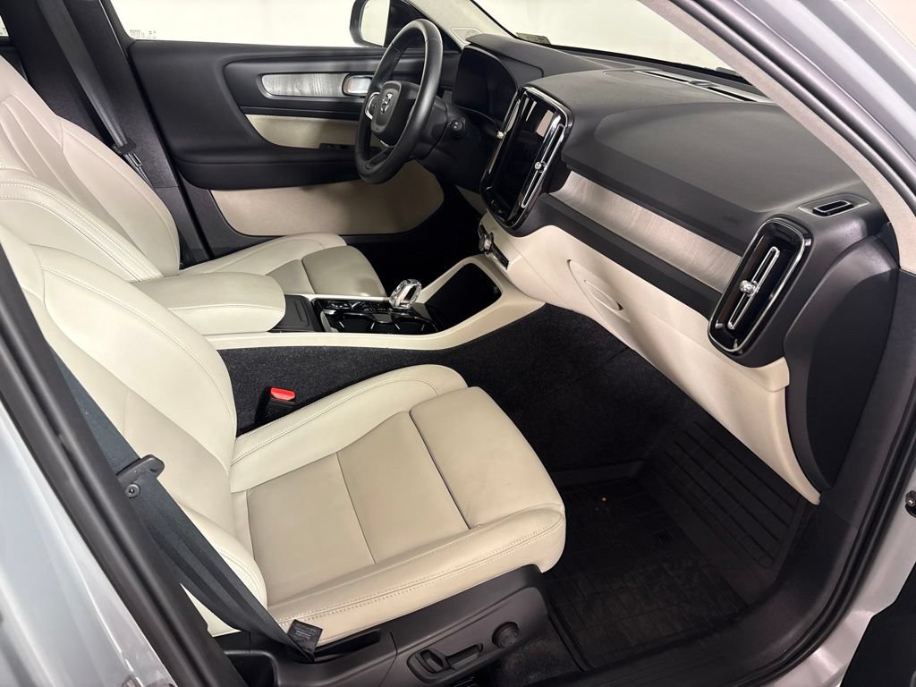 Used 2026 Volvo XC40 B5 Plus AWD/4WD image 17