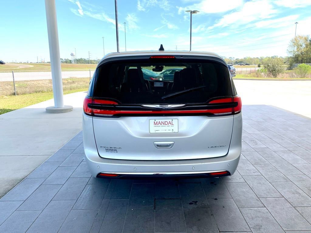 Used 2024 Chrysler Pacifica Limited image 6