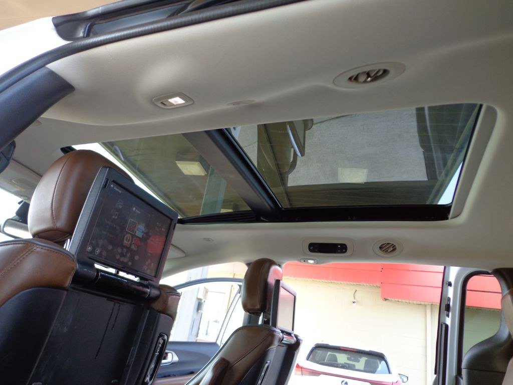 Used 2017 Chrysler Pacifica Limited w/ UConnect Theater Package FWD image 24