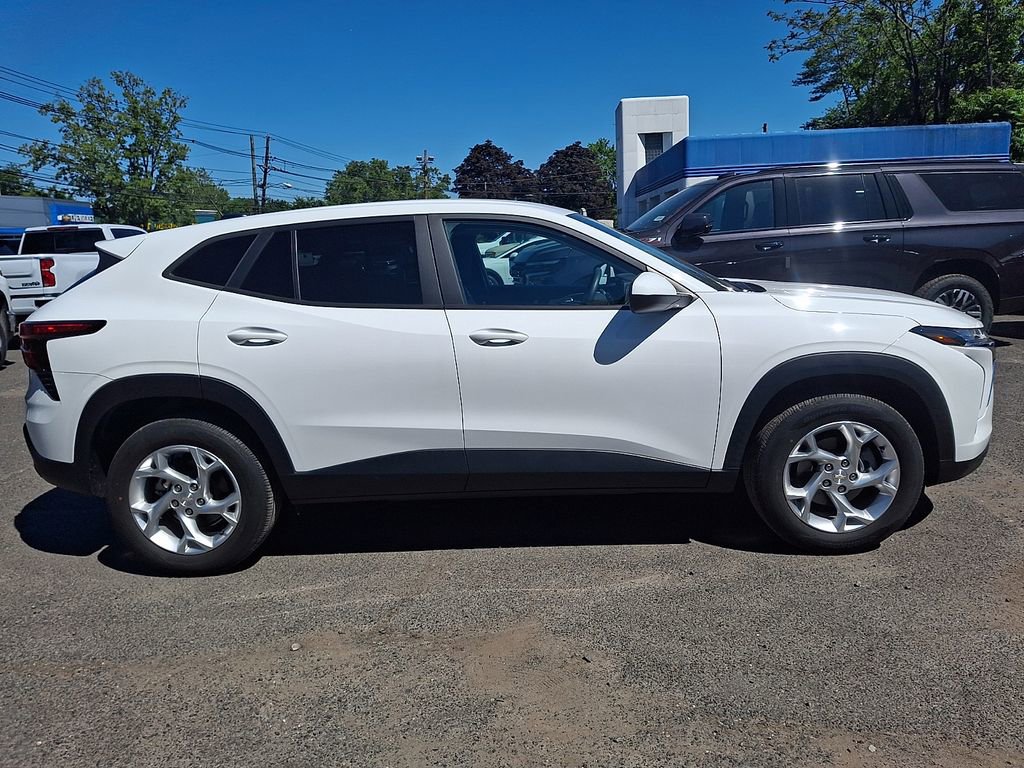 Used 2024 Chevrolet Trax LS w/ LS Convenience Package FWD image 9