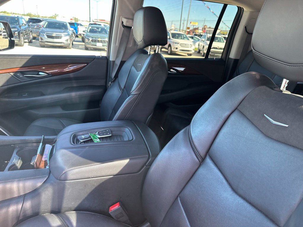 Used 2018 Cadillac Escalade ESV Luxury AWD/4WD image 2