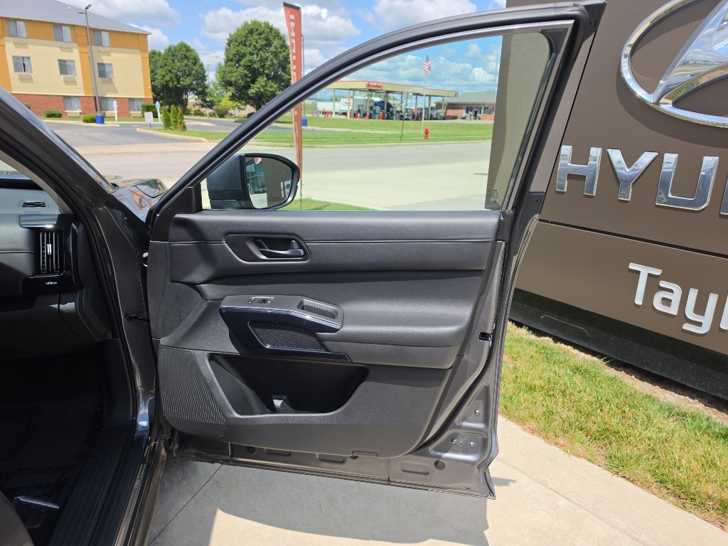 Used 2025 Nissan Pathfinder SV AWD/4WD image 14