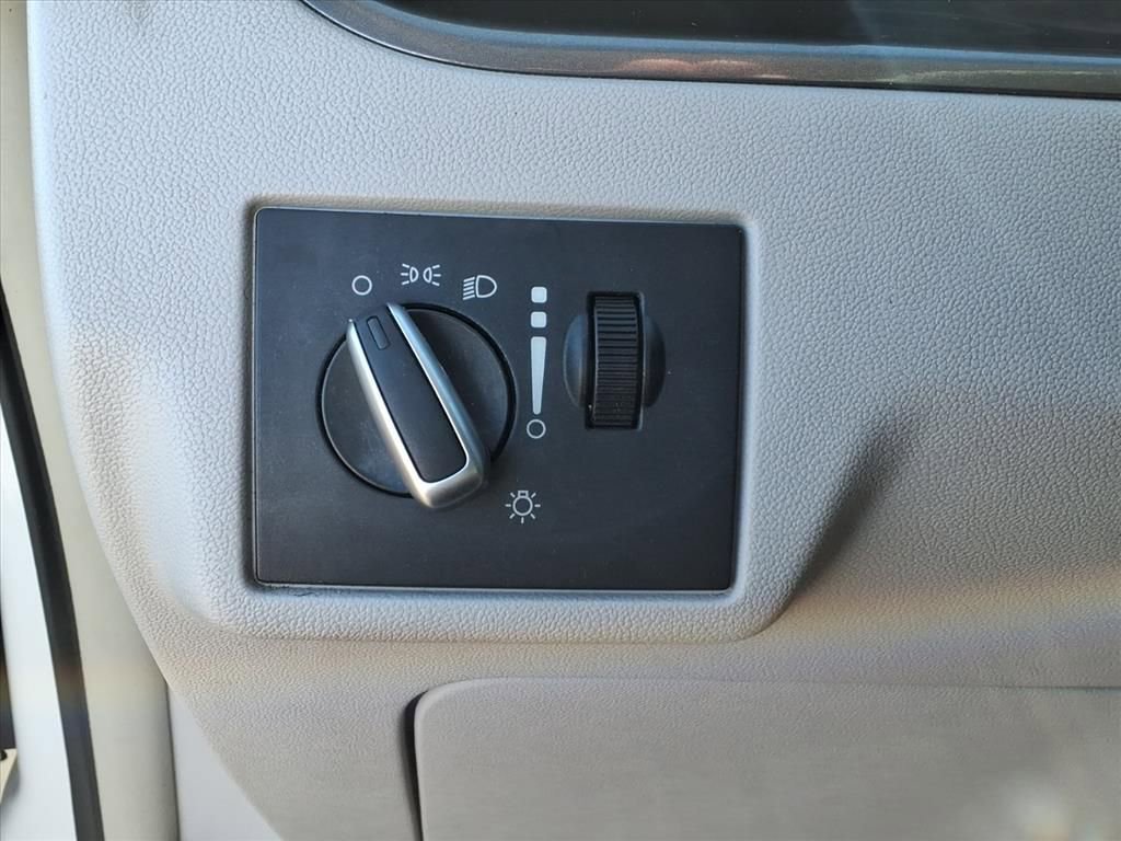 Used 2010 Volkswagen Routan S image 19