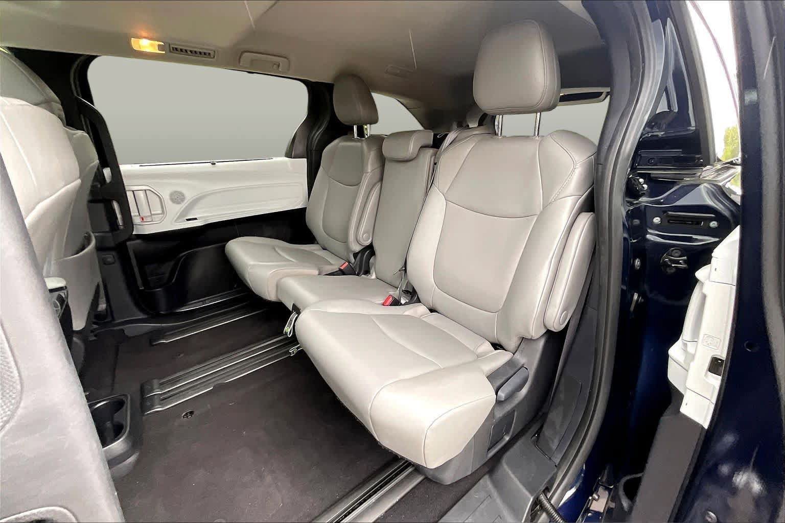 Used 2025 Toyota Sienna XLE FWD image 20