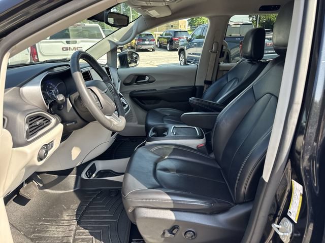 Used 2023 Chrysler Pacifica Touring-L FWD image 18