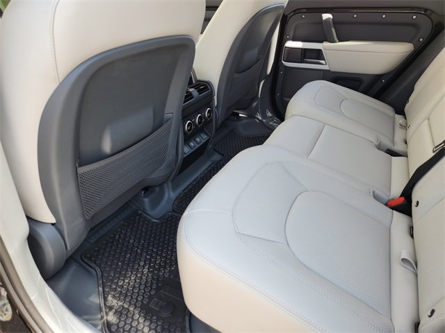 New 2024 Land Rover Defender 110 SE image 29