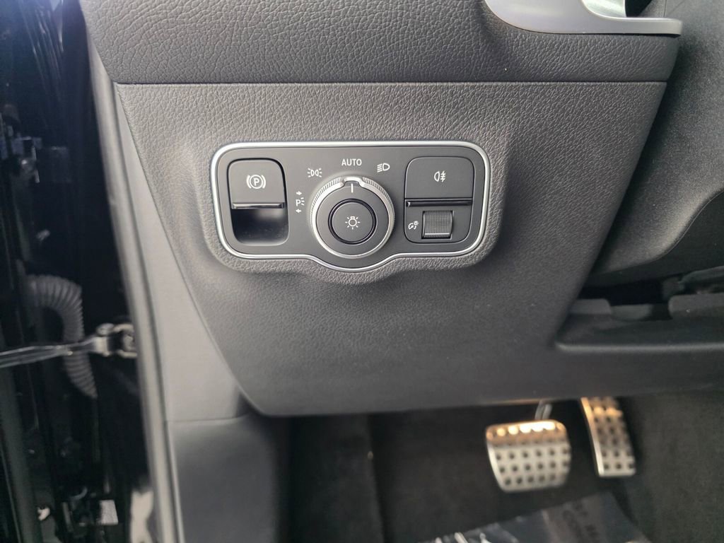 Certified 2025 Mercedes-Benz GLB 35 AMG 4MATIC image 25