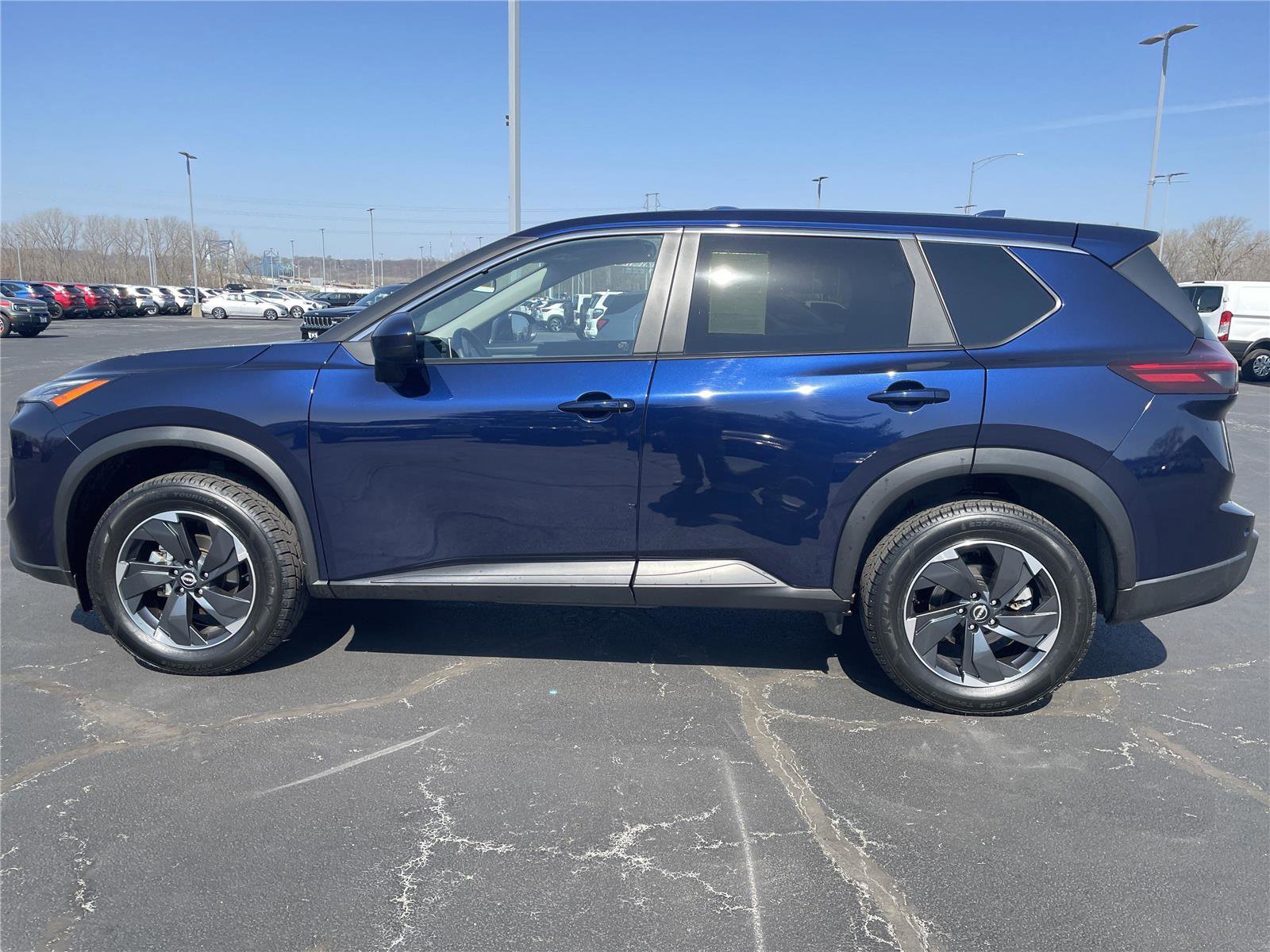 Used 2025 Nissan Rogue SV image 2