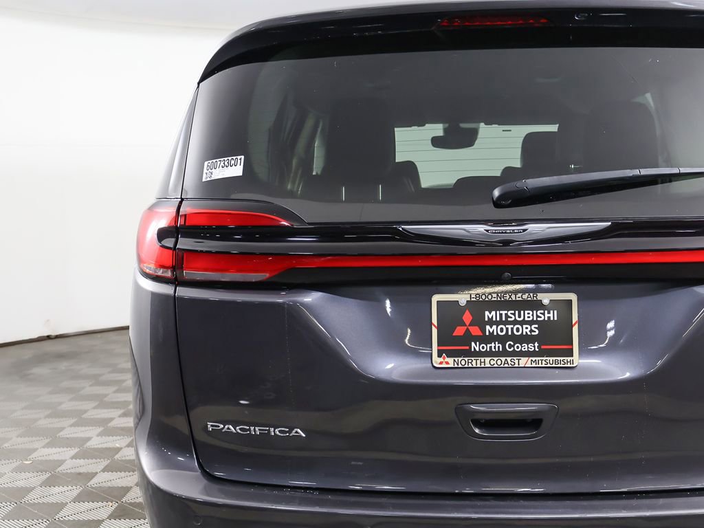 Used 2023 Chrysler Pacifica Touring-L FWD image 17