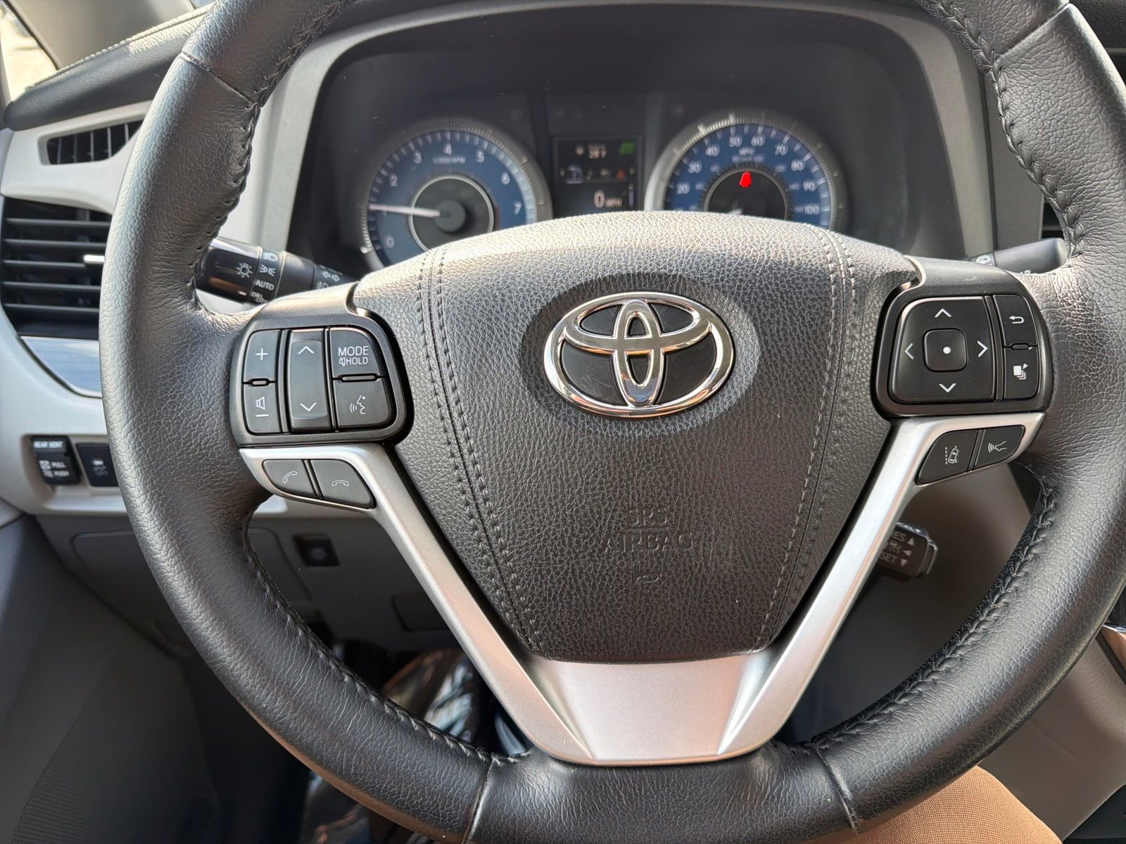 Used 2019 Toyota Sienna XLE FWD image 17