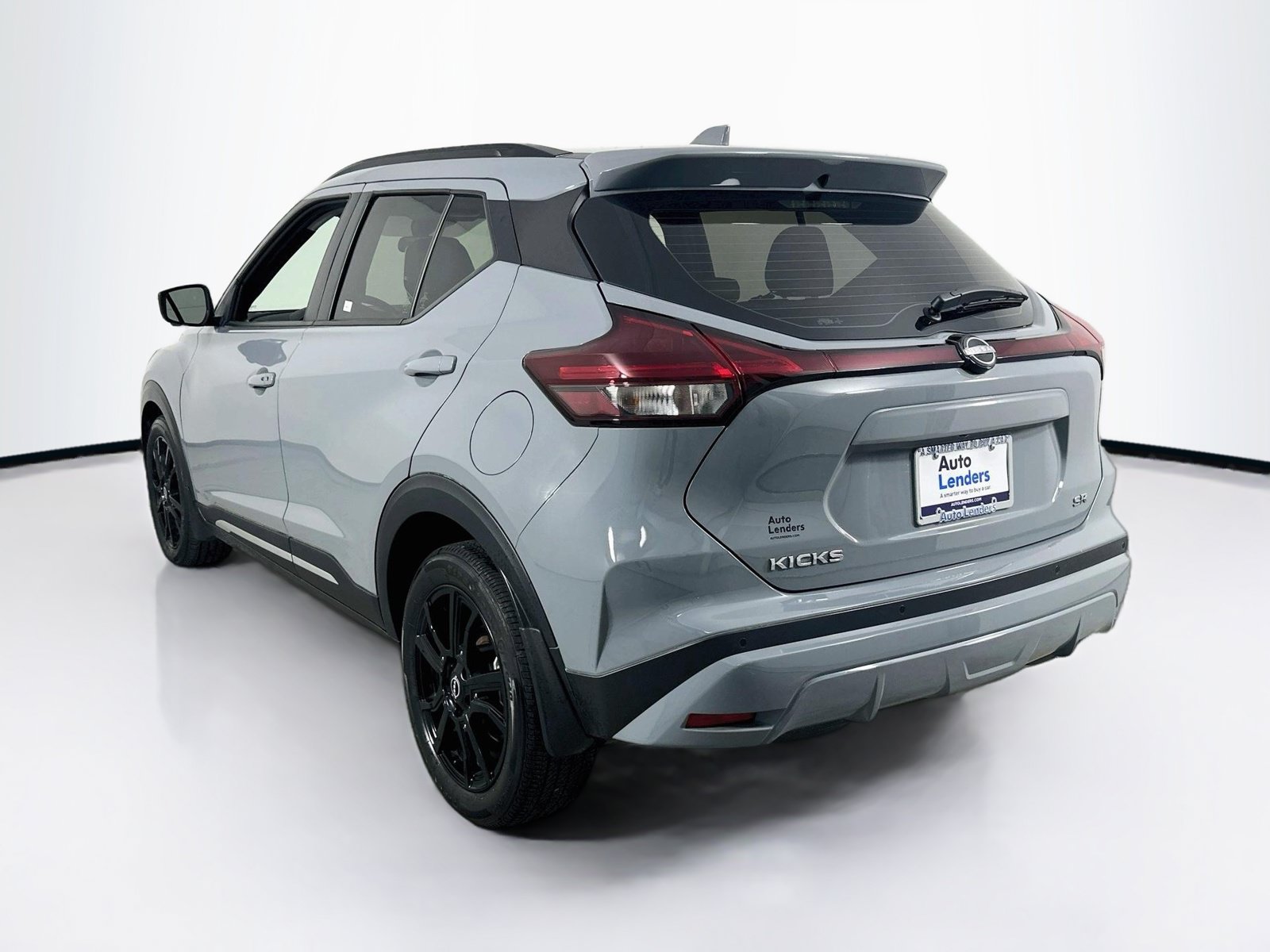 Used 2023 Nissan Kicks SR w/ SR Premium Package FWD image 7