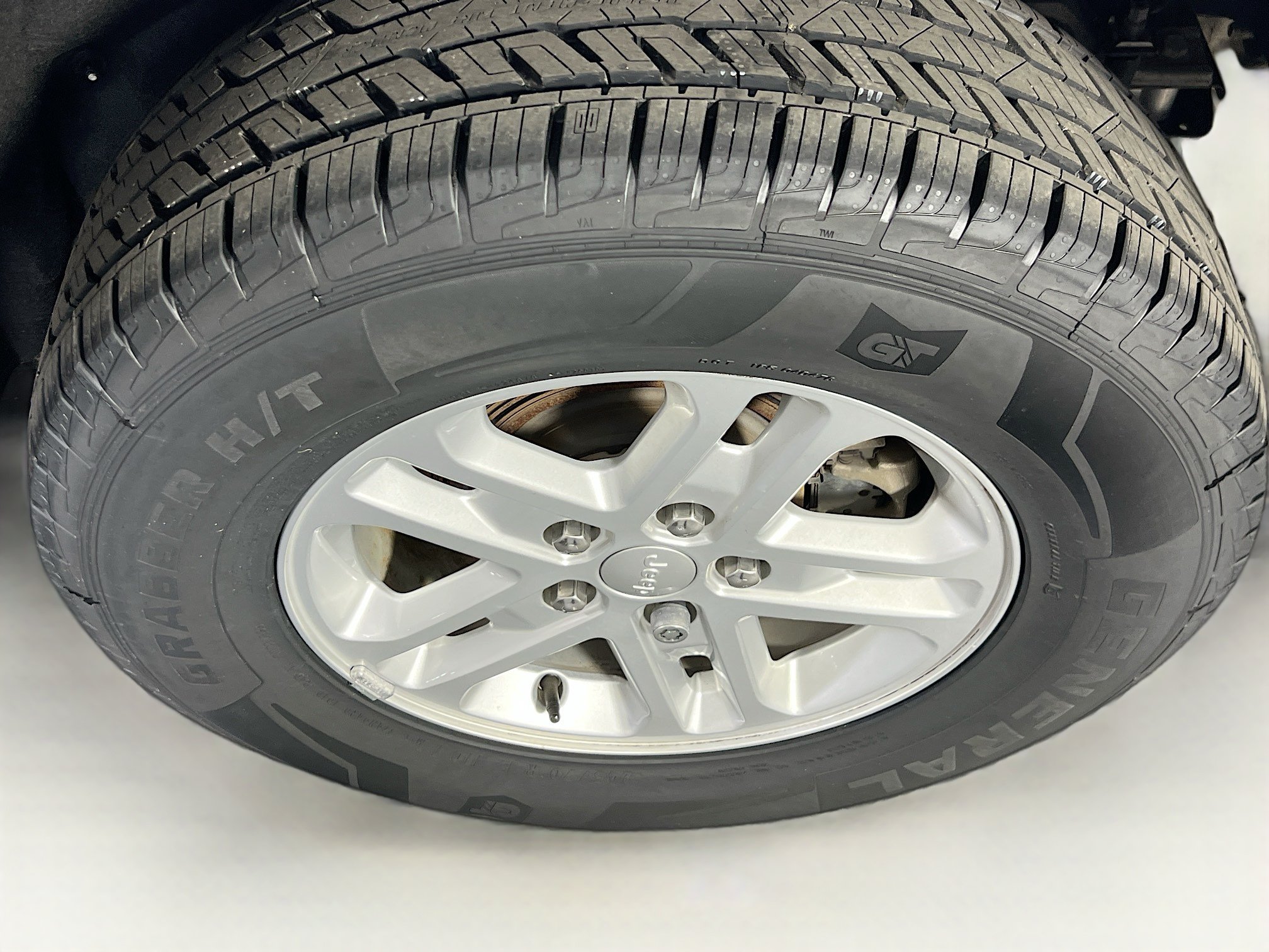 Used 2023 Jeep Grand Cherokee Laredo AWD/4WD image 28