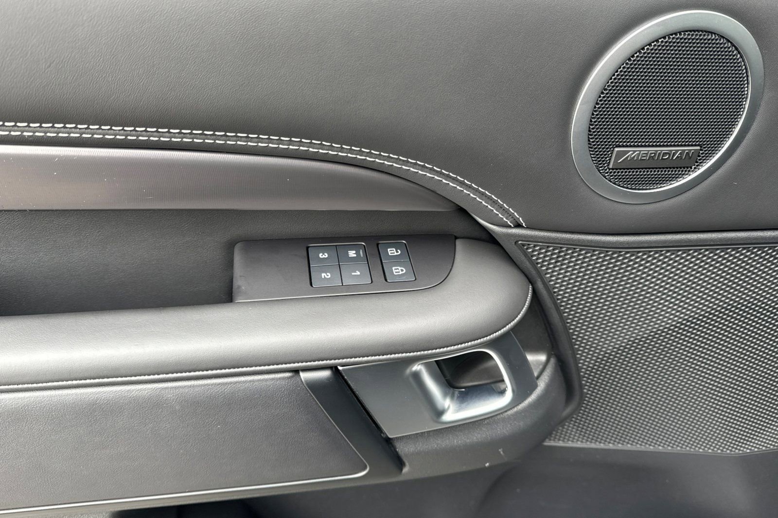 Certified 2024 Land Rover Discovery Metropolitan Edition image 10