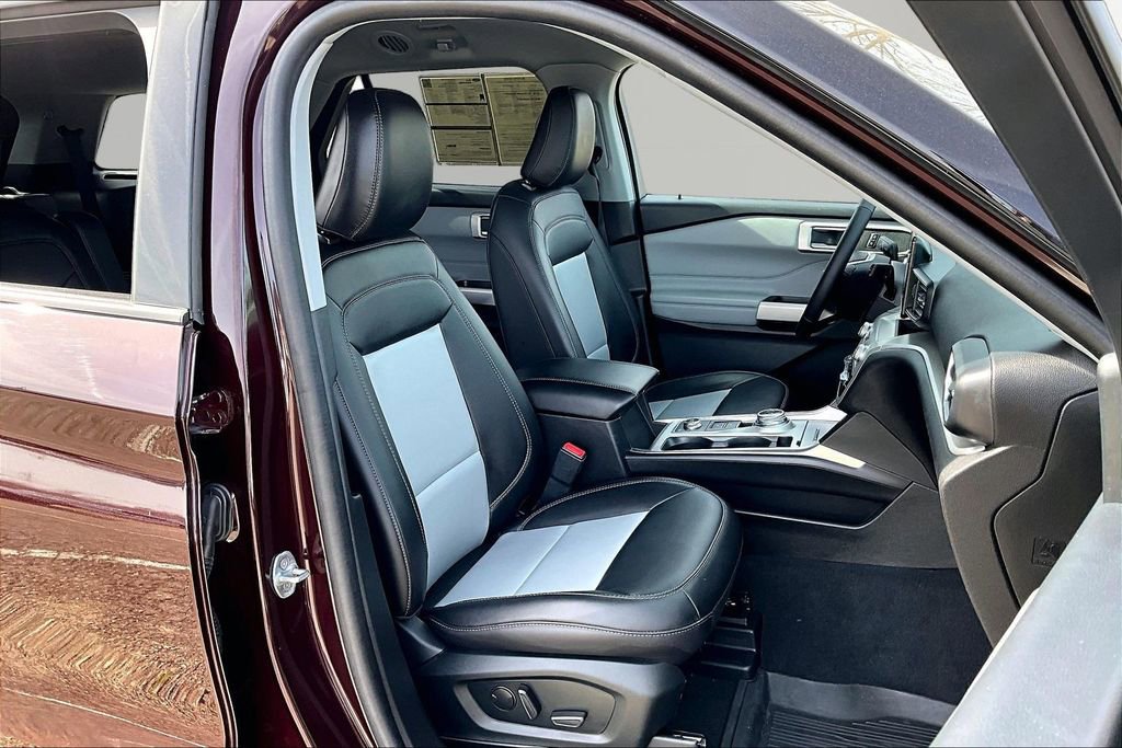 Certified 2022 Ford Explorer XLT w/ Equipment Group 202A image 7